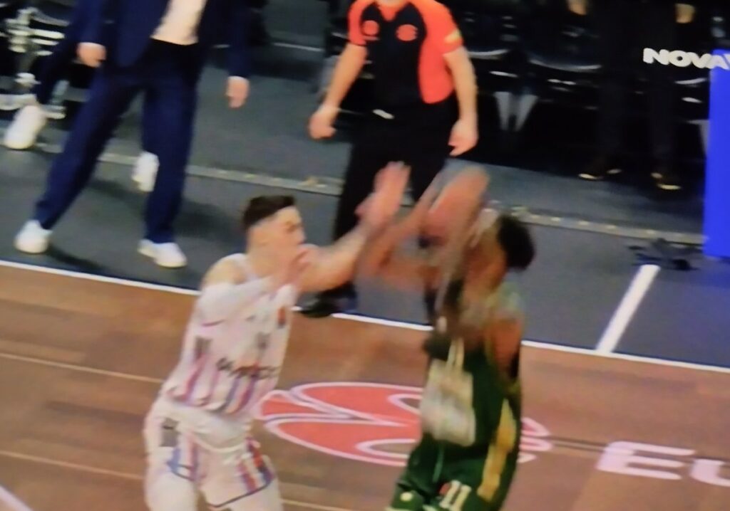 ΛΗΣΤΕΙΑ στο ΟΑΚΑ: Το φάουλ στο τρίποντο του Χέιζ-Ντέιβις (vid-pic)