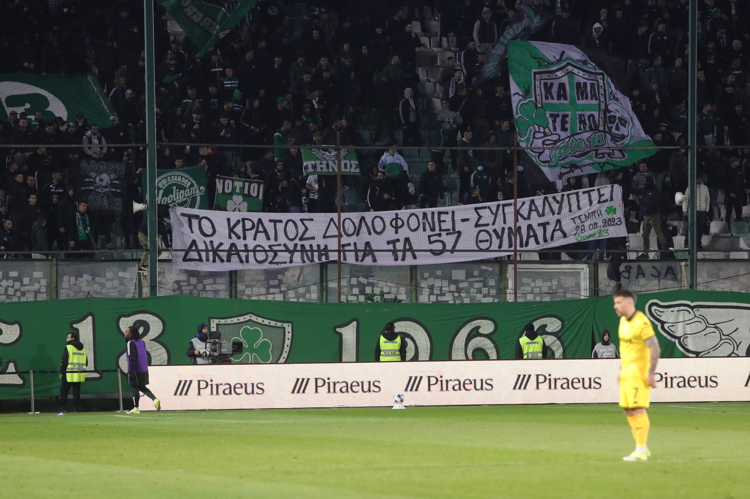 Παναθηναϊκός-Άρης: Πανό με νόημα από τη Θύρα 13