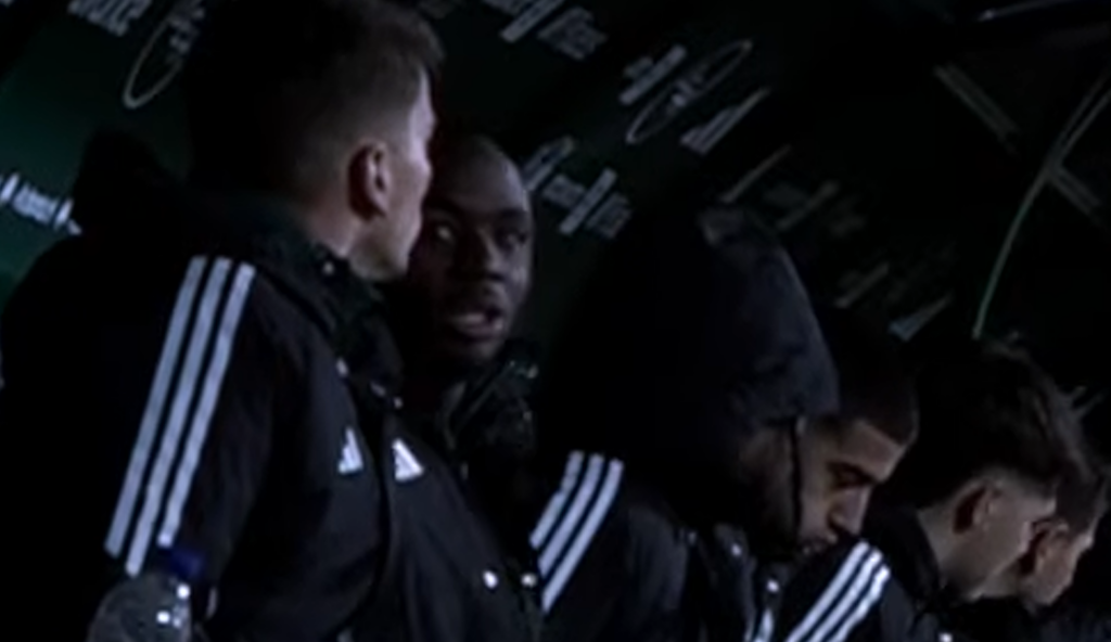 Παναθηναϊκός: Ο Τεττέη τραγούδησε σύνθημα από τον πάγκο (vid)