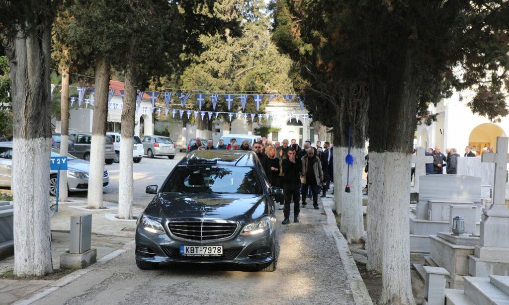 Θρήνος στην κηδεία του Βασίλη Δανιήλ - Στεφάνια από ΠΑΕ Παναθηναϊκός και Θύρα 13 (pics)