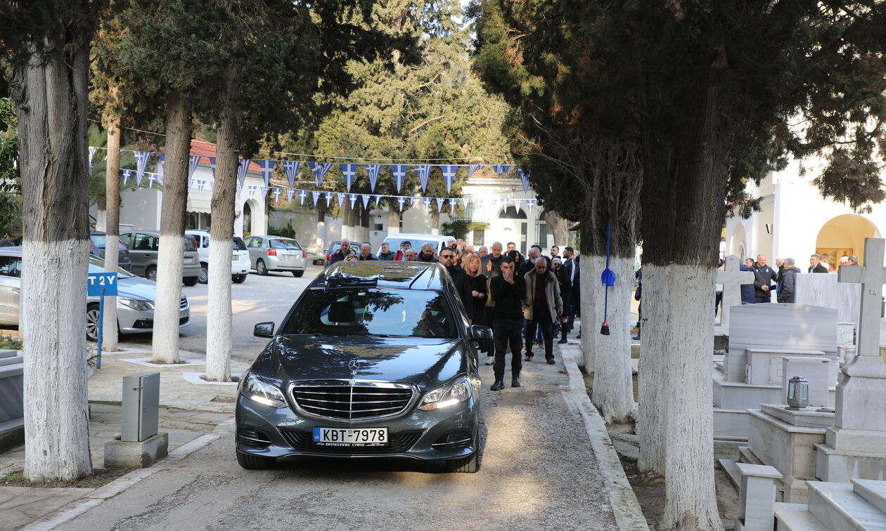 Θρήνος στην κηδεία του Βασίλη Δανιήλ - Στεφάνια από ΠΑΕ Παναθηναϊκός και Θύρα 13 (pics)