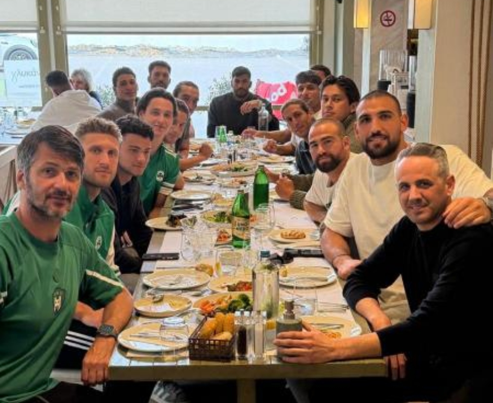 Στο αγαπημένο στέκι του Σλούκα το γεύμα της ομάδας πόλο του Παναθηναϊκού (pic)