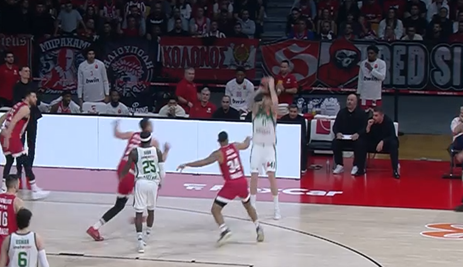 Ολυμπιακός - Παναθηναϊκός: Τρίποντο-ανάσα στην εκπνοή ο Χουάντσο (vid)