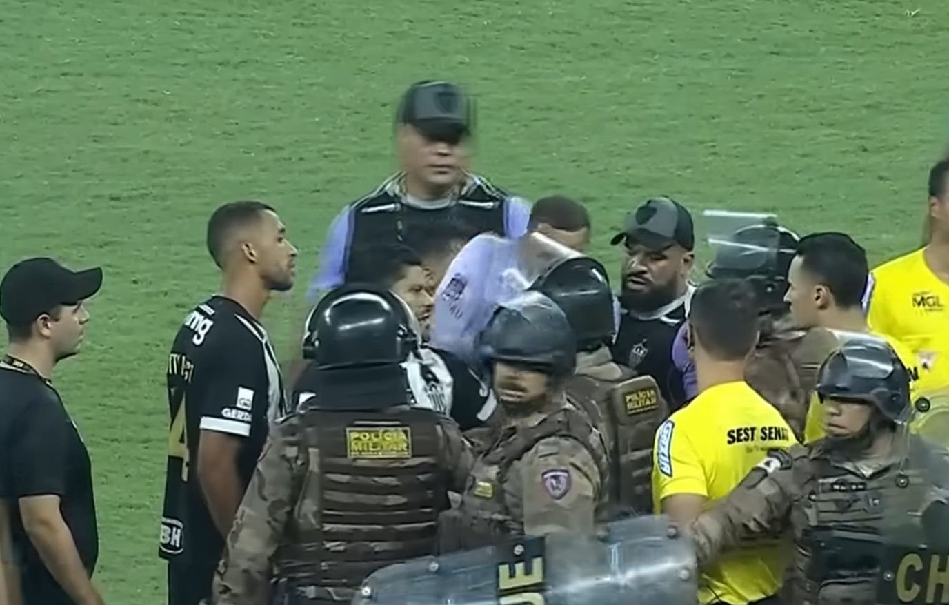 ΞΥΛΟ στη Βραζιλία - «Μέσα» πρώην παίκτες του Παναθηναϊκού (vid)