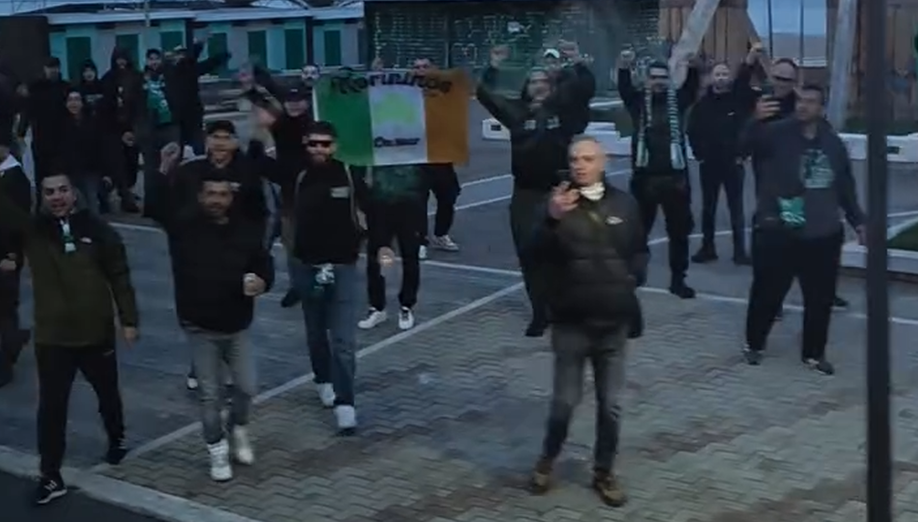 Οπαδοί του Παναθηναϊκού στο ξενοδοχείο - Αποθέωσαν τα φίνα κορίτσια (vid)