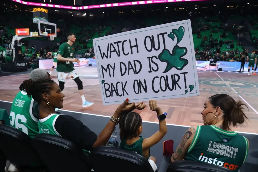 Παναθηναϊκός: Το πλακάτ του γιου του Λεσόρ που έκλεψε την παράσταση στην επιστροφή του