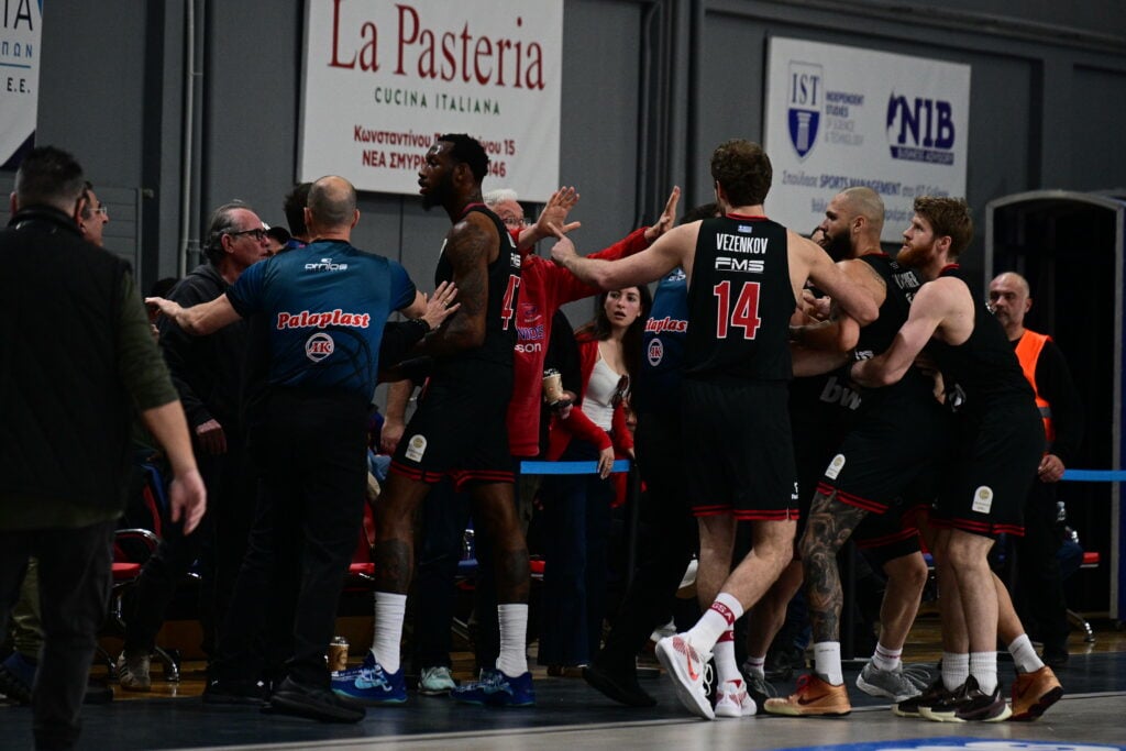 Απίστευτο: Νέα επίθεση Φουρνιέ σε οπαδό στα court seats!