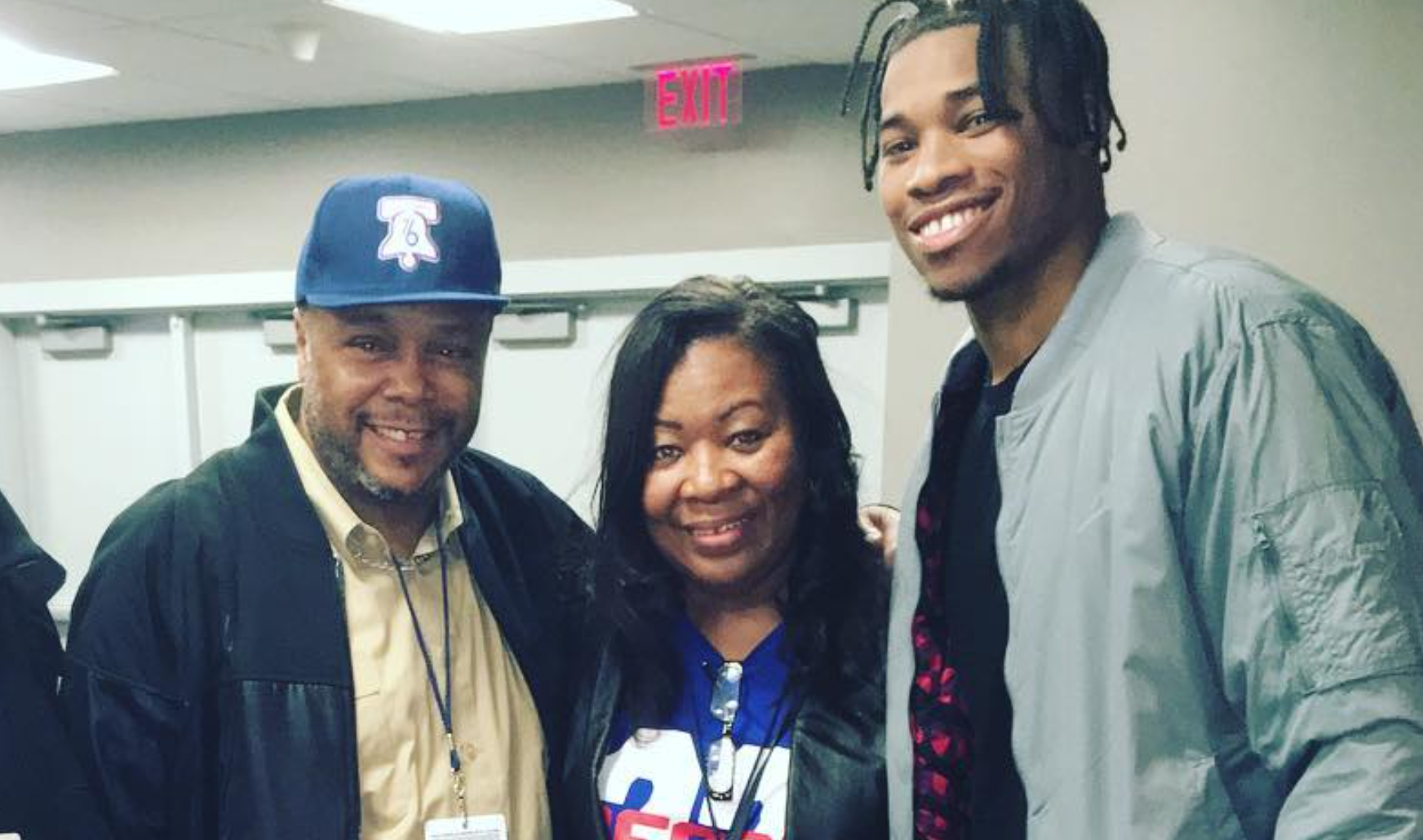 Μητέρα Χολμς: «Ο γιος μου δεν είναι εχθρός - Αντιεπαγγελματική η αντιμετώπισή του» (vid)