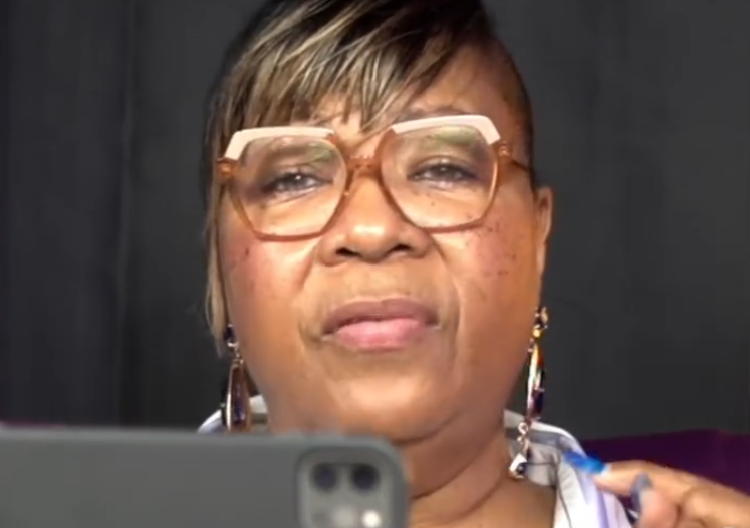 Μητέρα Χολμς: «Κατέβασε» την ανάρτηση για τον γιο της και τον... Αταμάν