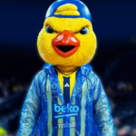 Η μασκότ της Φενέρ με... αδιάβροχο λόγω ΣΕΦ: «Με βροχή ή λιακάδα είμαστε έτοιμοι»