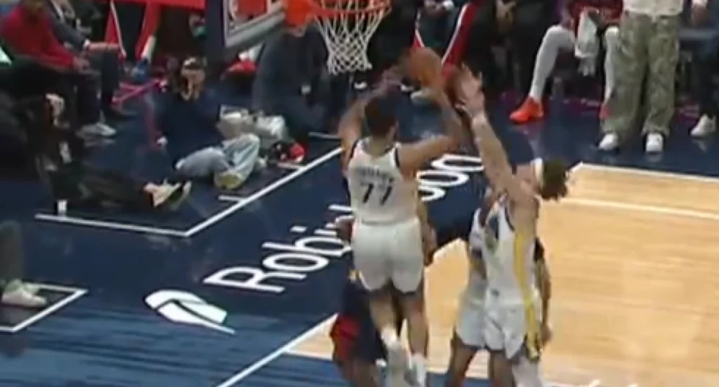 Απίθανο... αυτοκαλάθι του Γιούρτσεβεν στο ματς των Γουόριορς στο NBA (video)