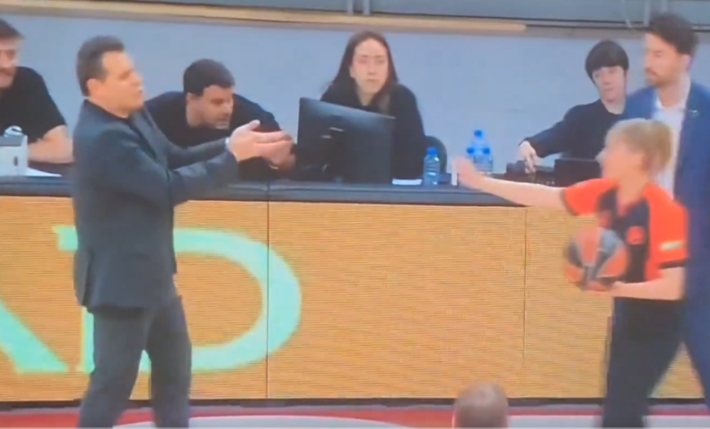 Απίθανη: Η Τσαρούχα δεν άφησε τον Ιτούδη να χαιρετήσει τον Ταμπελίνι πριν τελειώσει το ματς με την Παρί (vid)