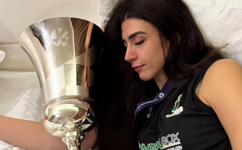 Παναθηναϊκός - Βαλεφόλια: Ποια αθλήτρια κοιμήθηκε με το τρόπαιο (pic)