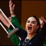 Ολυμπιακός - Παναθηναϊκός: Οι πανηγυρισμοί της Ερντέμ με την πατερίτσα (pics)