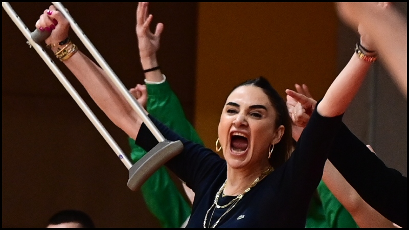 Ολυμπιακός - Παναθηναϊκός: Οι πανηγυρισμοί της Ερντέμ με την πατερίτσα (pics)