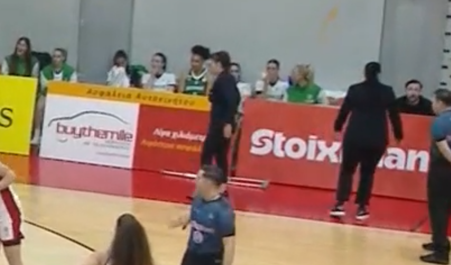 Ολυμπιακός - Παναθηναϊκός: Τεχνική ποινή στην Ερντέμ, επειδή πέταξε την πατερίτσα!