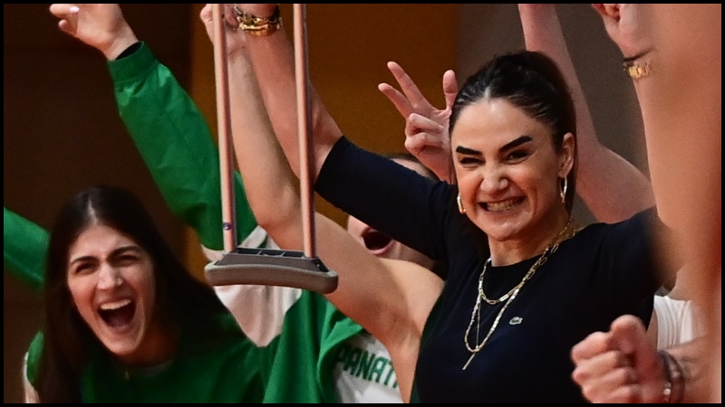 Διασκέδασε στον Αργυρό η Σελέν Ερντέμ μετά την πρόκριση επί του Ολυμπιακού