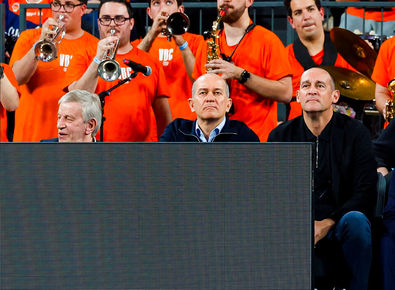 ΚΑΕ Ολυμπιακός: Οπαδοί της Βαλένθια έφτυσαν τον Αγγελόπουλο και τον Σκινδήλια