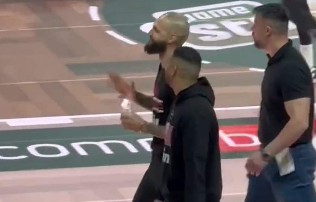 Παναθηναϊκός - Ολυμπιακός: Αποδοκιμασίες στον Φουρνιέ - Χαιρέτησε την εξέδρα (vid)