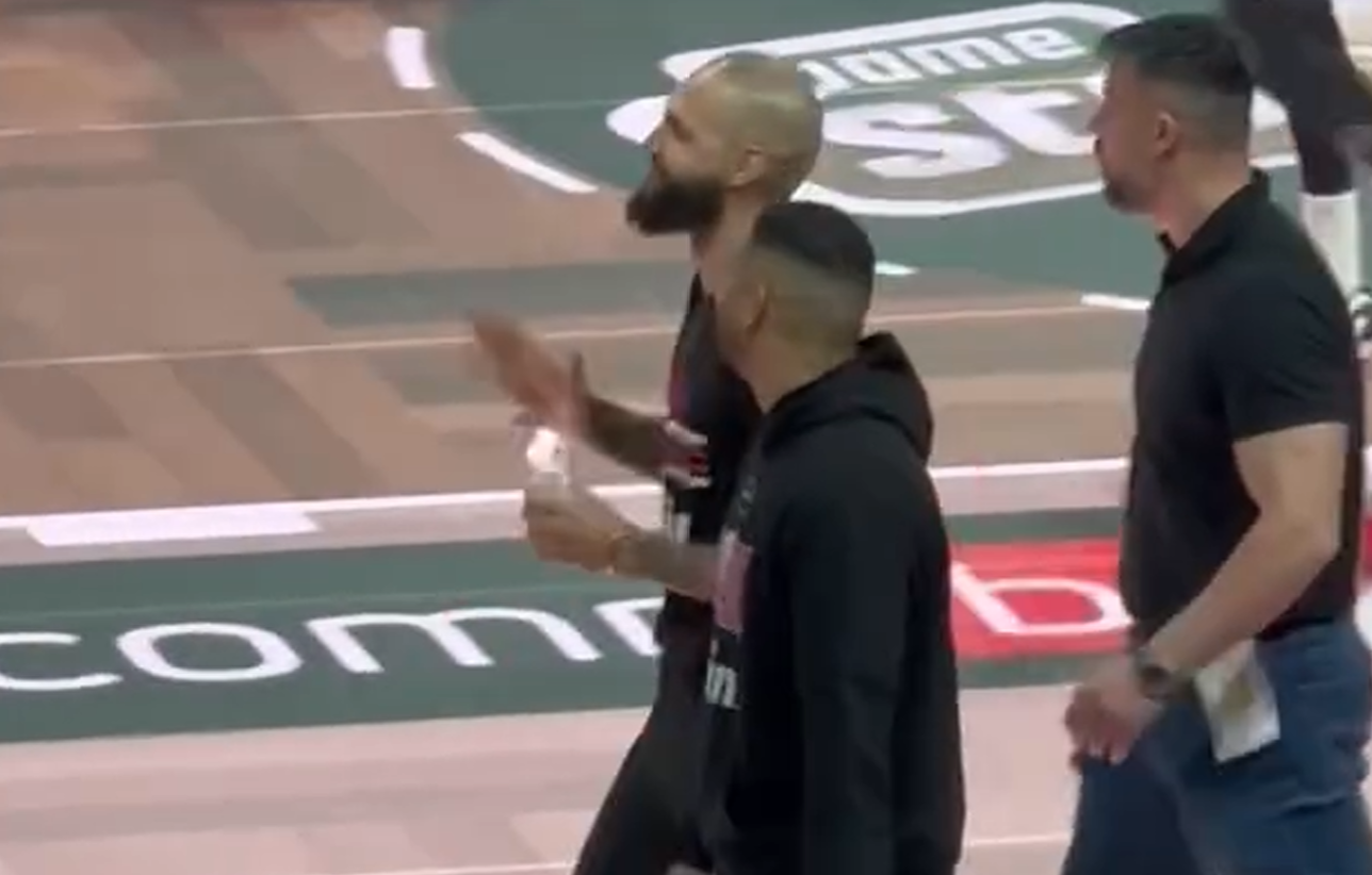 Παναθηναϊκός - Ολυμπιακός: Αποδοκιμασίες στον Φουρνιέ - Χαιρέτησε την εξέδρα (vid)