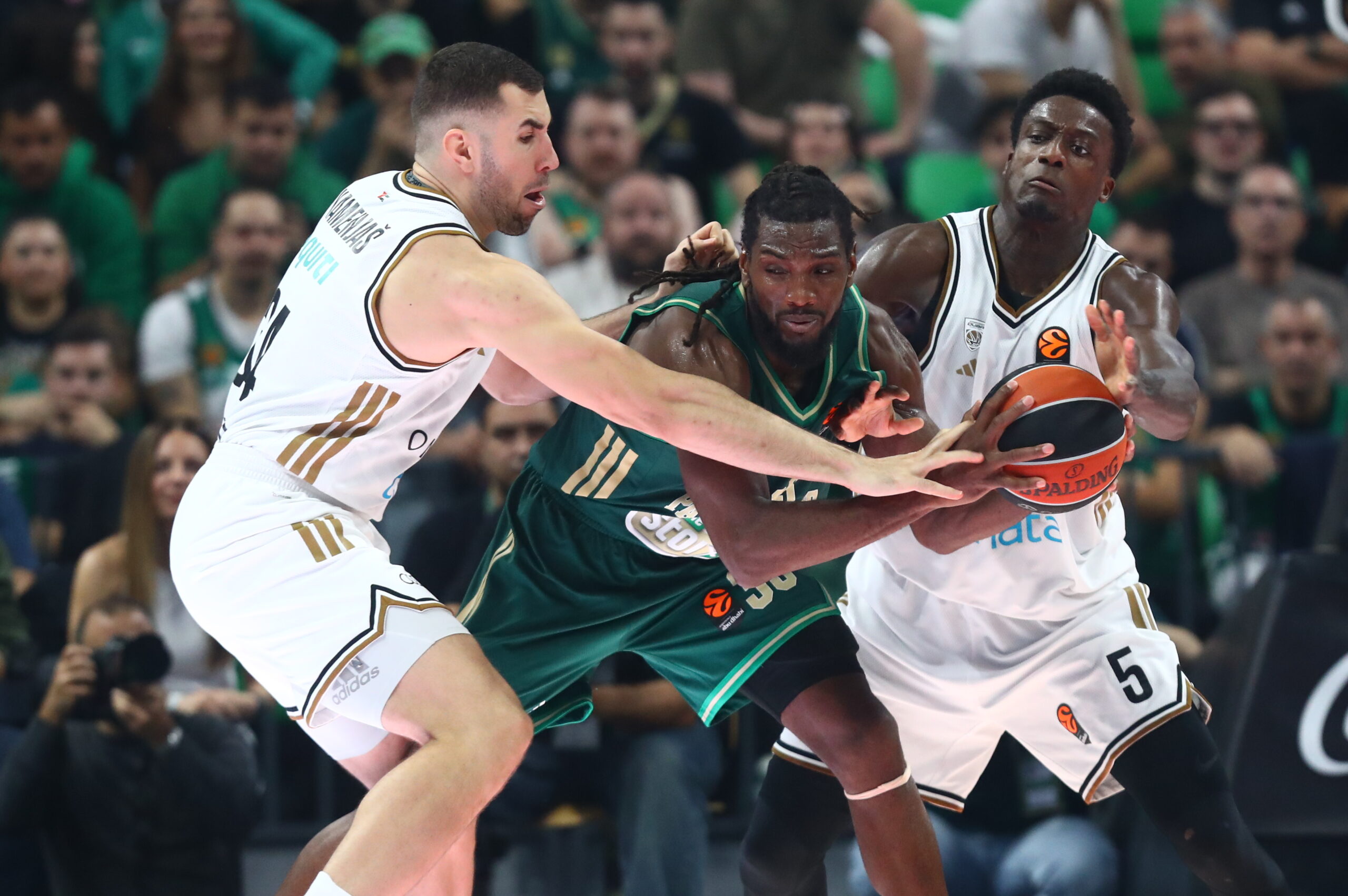 Αποθέωσε τον κόσμο του Παναθηναϊκού ο Καμένιας: «Δύσκολο να παίξεις μπροστά τους»