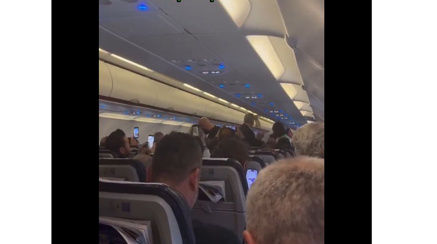 Χαμός στο αεροπλάνο: Απογείωση με ύμνο και αποθέωση (vid)