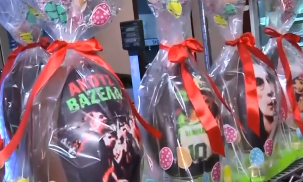 Πρόκληση: Πουλάνε στον Πειραιά πασχαλινά αβγά «Ακούς Βαζέλα» με Μπαρτζώκα! (vid)