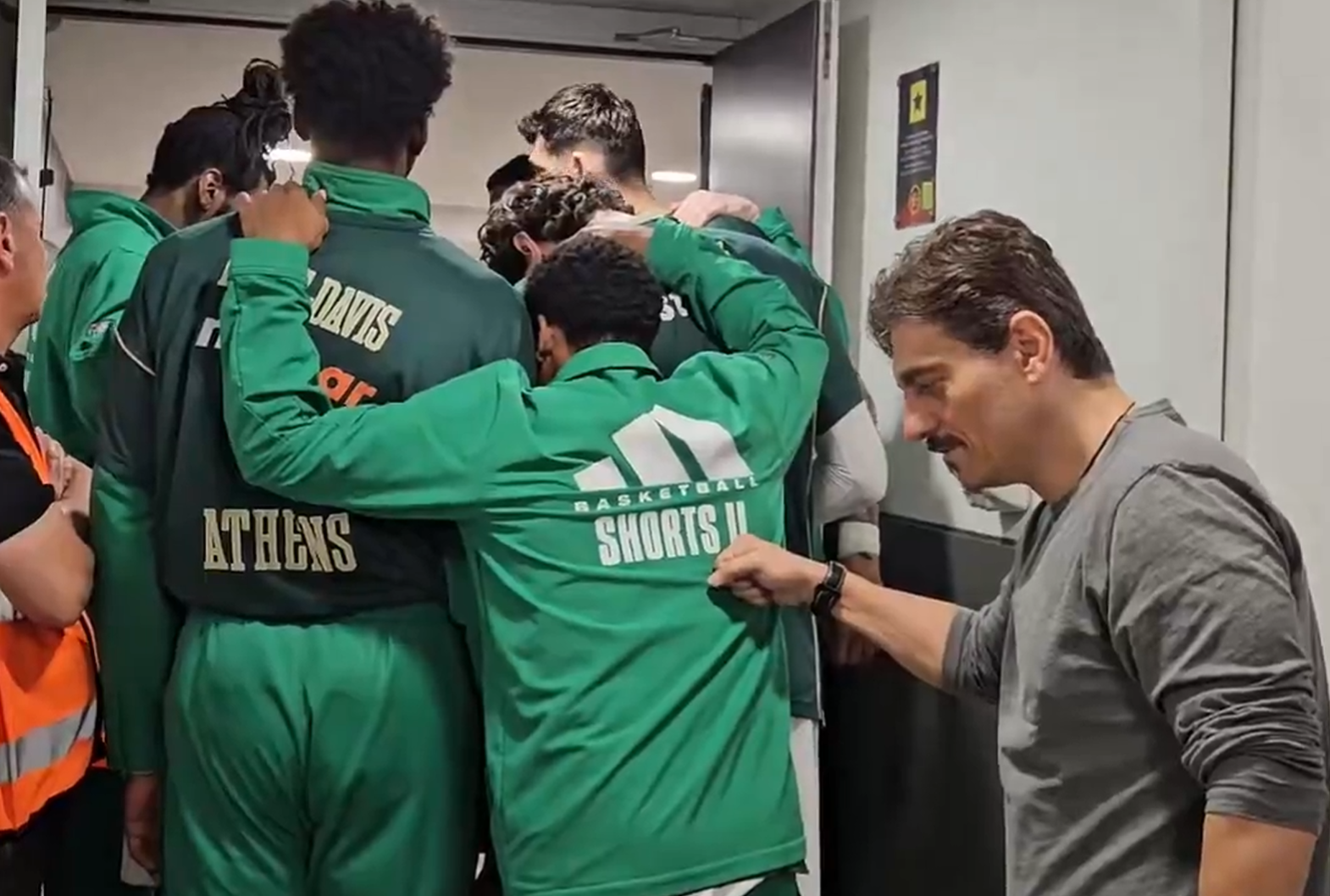 Παναθηναϊκός: Στα αποδυτήρια ο Γιαννακόπουλος - «Ντόπες» στους παίκτες (vid)