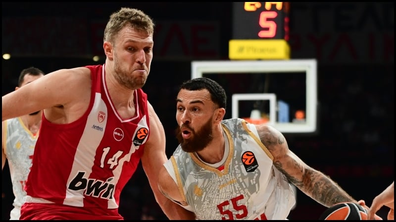 Οπαδός του Ολυμπιακού είπε «κομπλεξικό» τον Μάικ Τζέιμς - Τι απάντησε (pic)