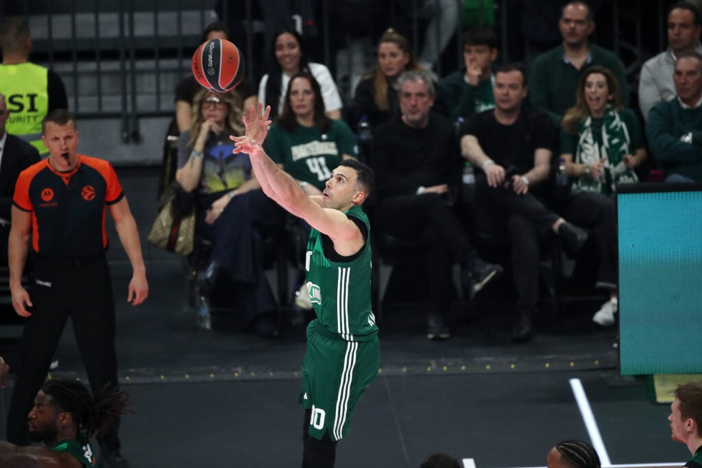 Πατάει την Εφές και περιμένει τα δώρα το τριφύλλι!