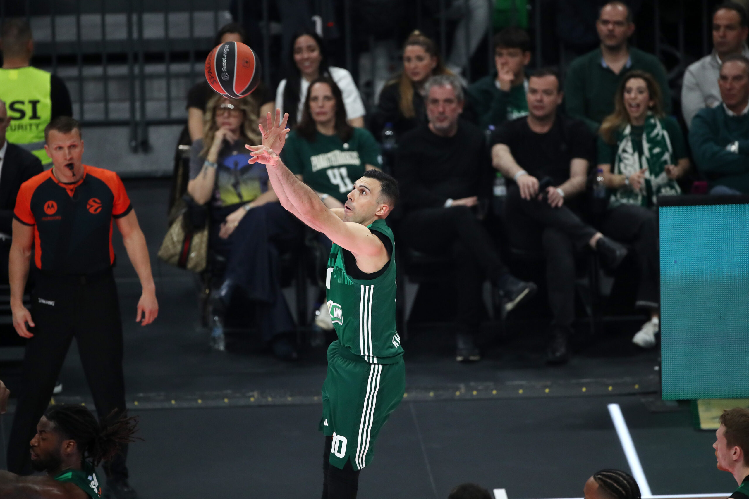 Πατάει την Εφές και περιμένει τα δώρα το τριφύλλι!