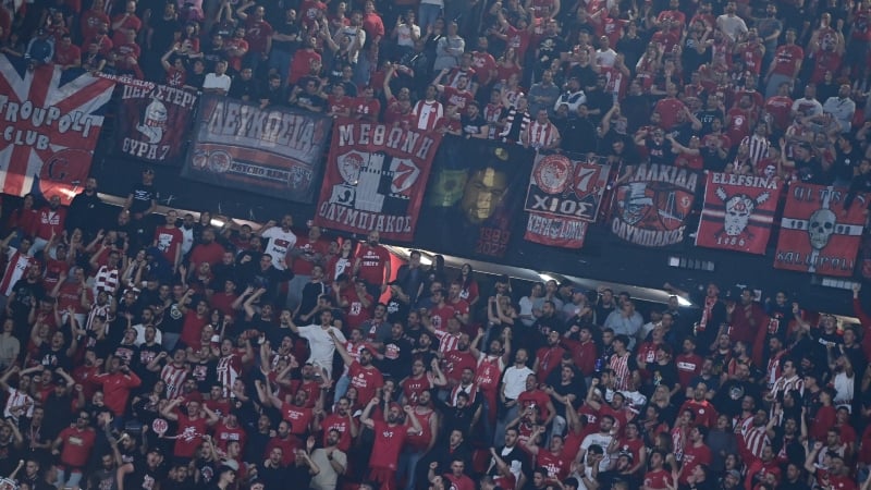 Συνθήματα κατά Γιαννακόπουλου στο Ολυμπιακός - Αρμάνι