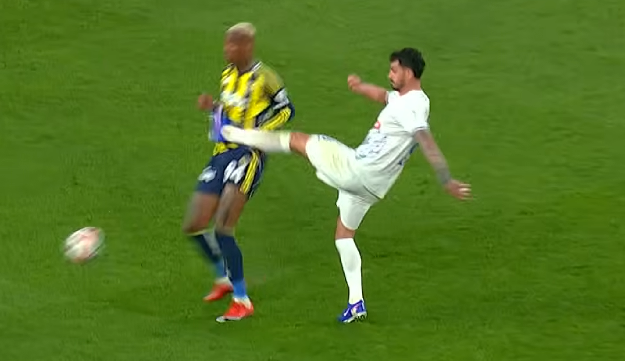 Τουρκία: Ο Ακαϊντίν έδωσε τρομακτική κλωτσιά στον αντίπαλο και αποβλήθηκε (vid)