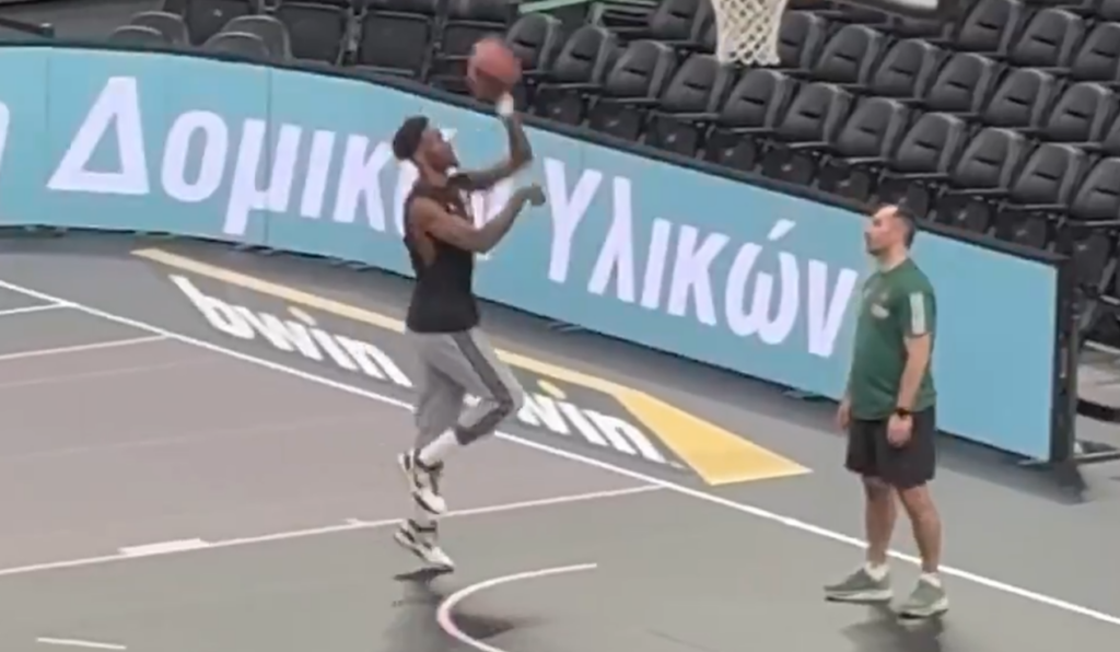 Άνοιξε... το γήπεδο ο Χέιζ-Ντέιβις - Προπόνηση με κλασική μουσική τρεις ώρες νωρίτερα (vid)