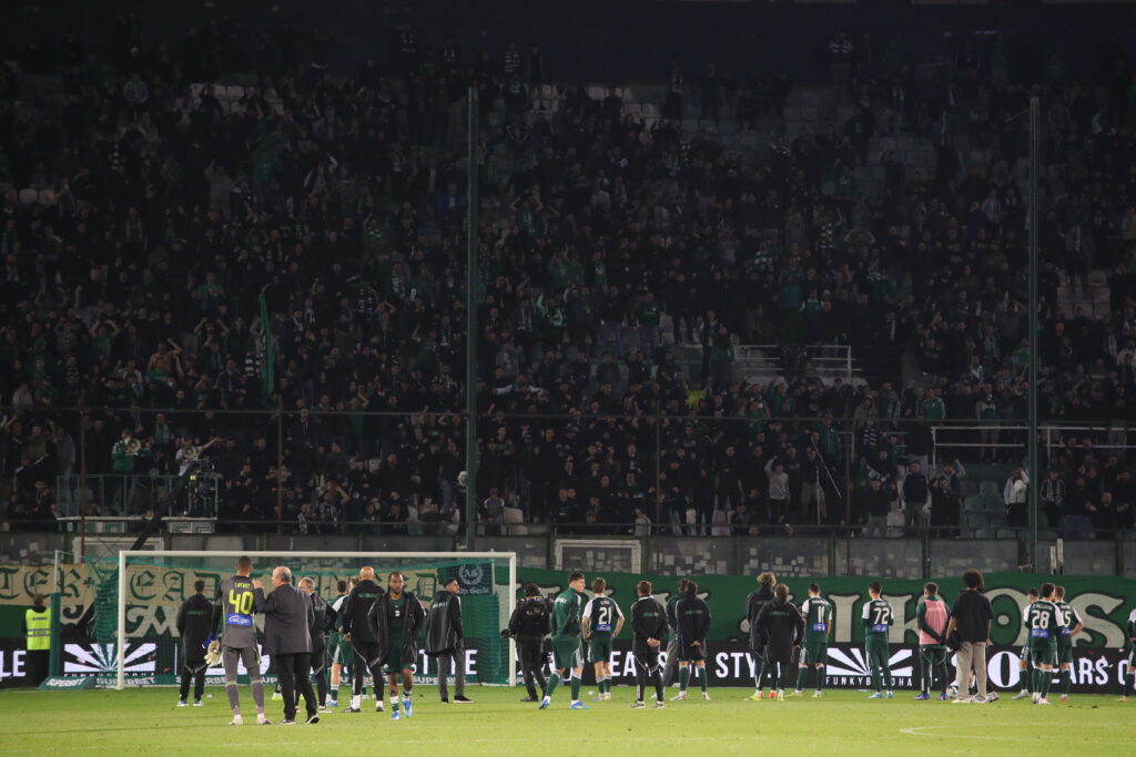 Στιγμές ανησυχίας στο Παναθηναϊκός-Ολυμπιακός με φίλαθλο που αποχώρησε με φορείο