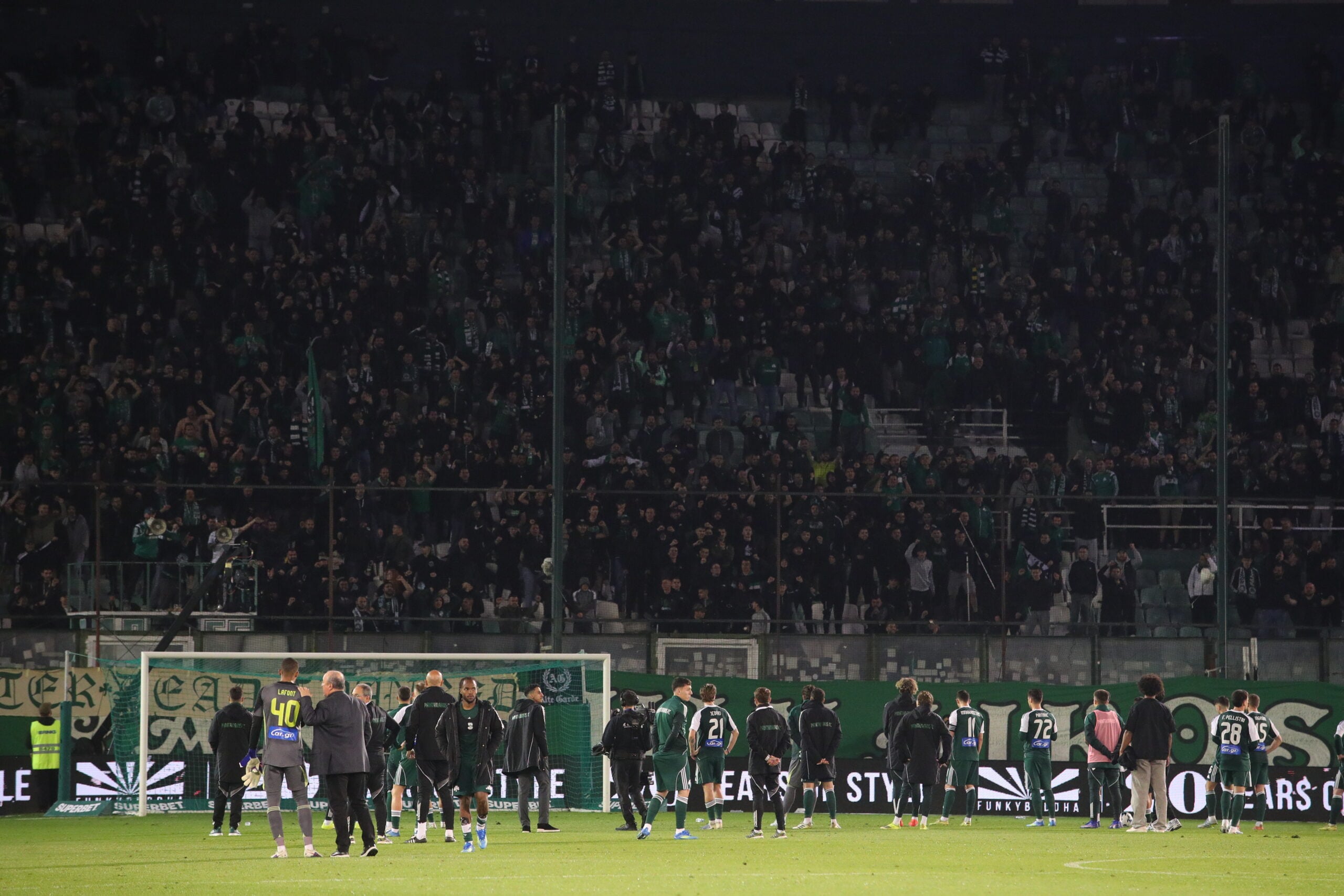 Στιγμές ανησυχίας στο Παναθηναϊκός-Ολυμπιακός με φίλαθλο που αποχώρησε με φορείο