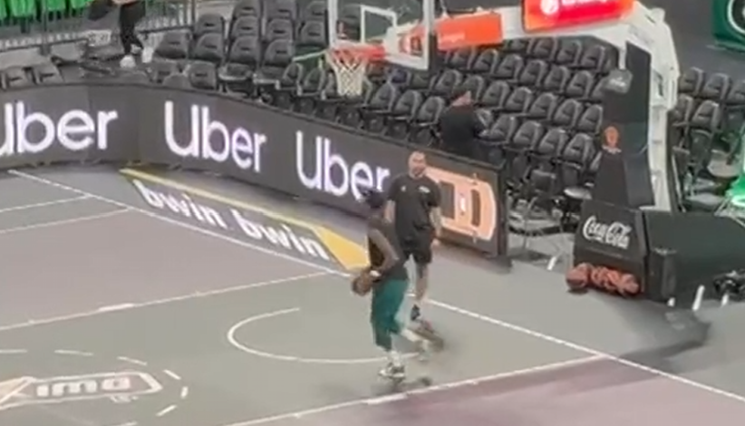 Παναθηναϊκός: Πρώτος στο T-Center ο Χέιζ-Ντέιβις τρεις ώρες πριν το τζάμπολ (vid)