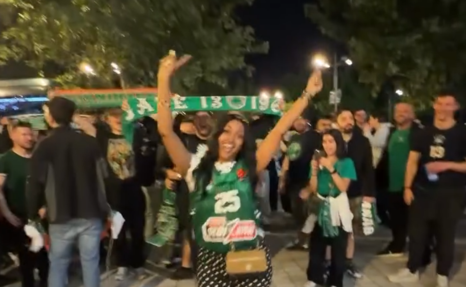 Παναθηναϊκός; Ο... χορός και οι πανηγυρισμοί της συντρόφου του Ναν με τους οπαδούς (vid)