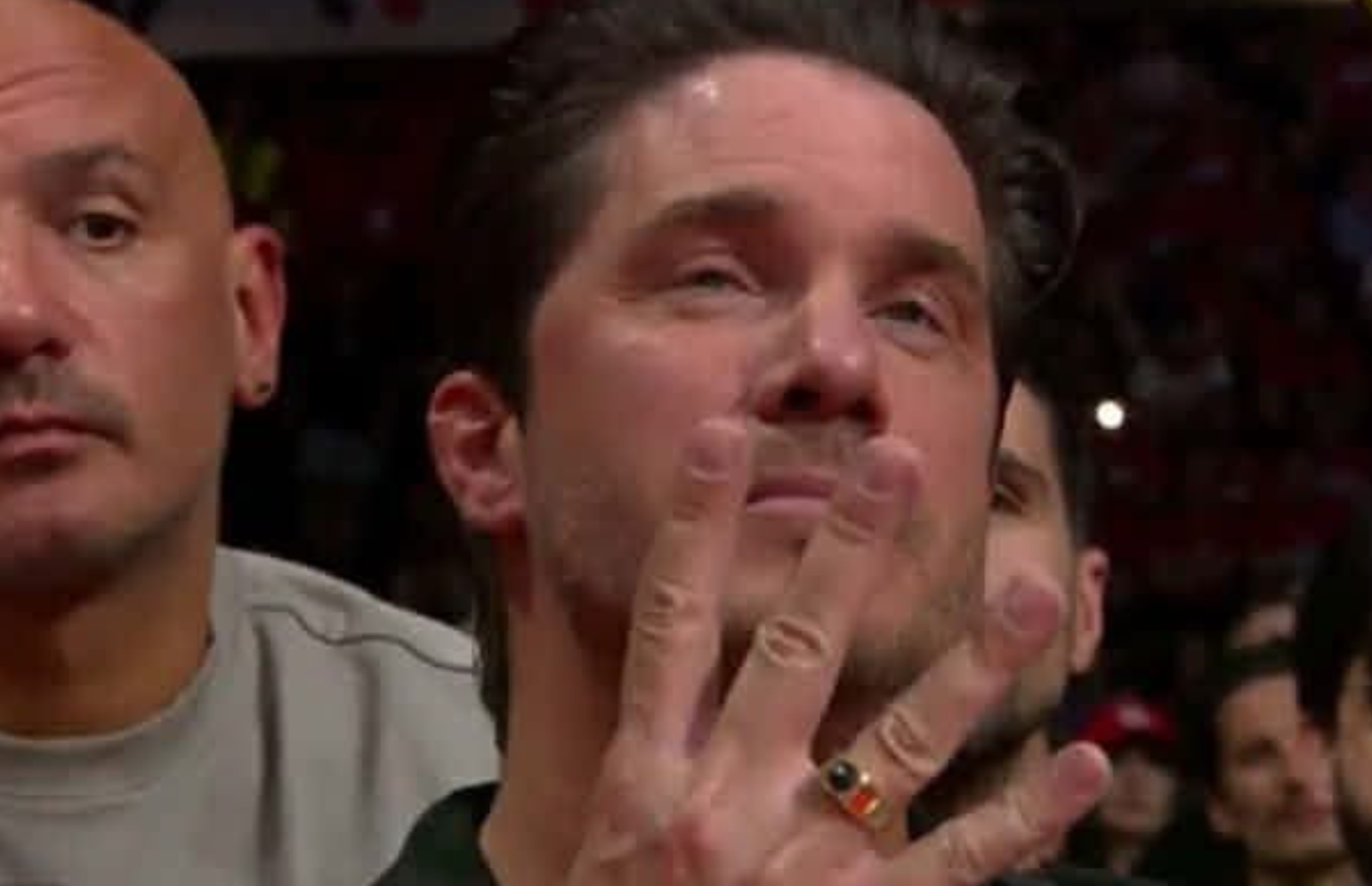 Στο ΣΕΦ ο Νίκος Οικονομόπουλος - Έδειξε τον αριθμό «4» (pic)