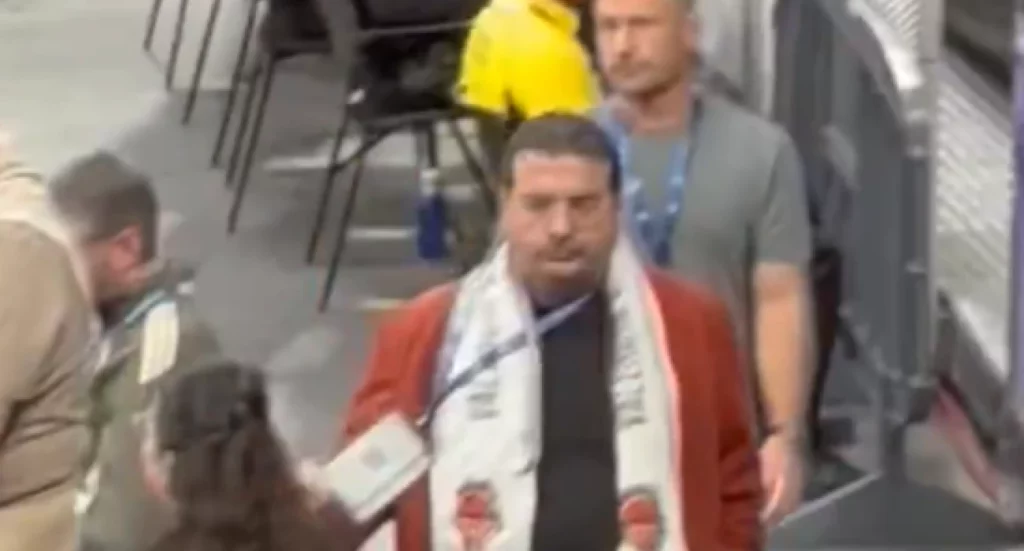 Ο Γιανάι βλέπει Ρέαλ Μαδρίτης - Χάποελ φορώντας... κασκόλ Βαλένθια!