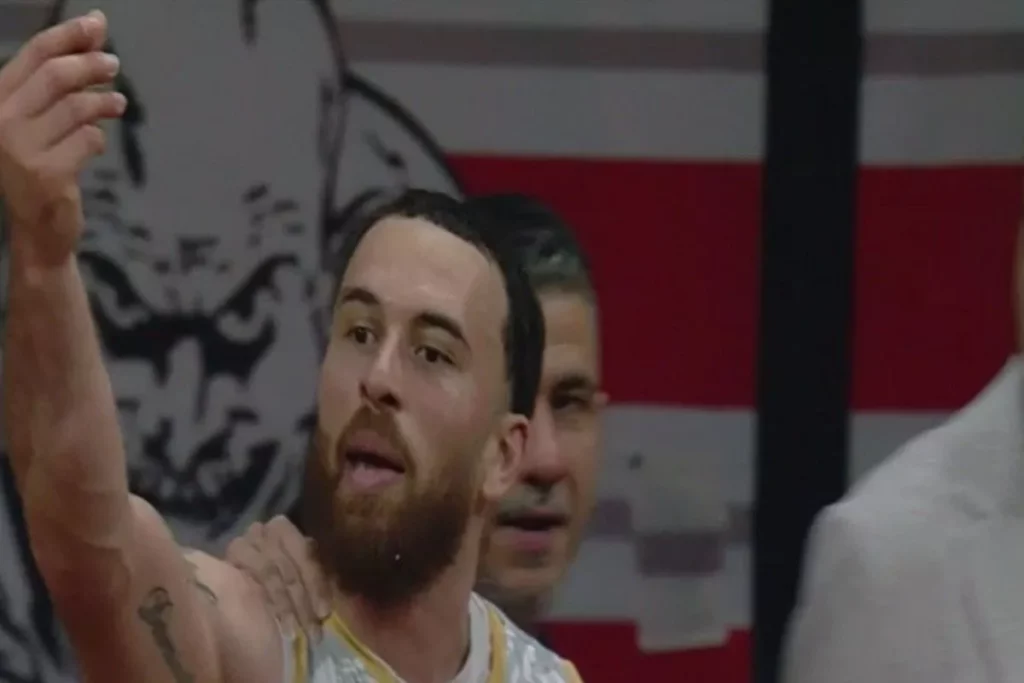 Έξαλλος ο Μάικ Τζέιμς αποβλήθηκε κάνοντας χειρονομία για... χρήματα στους διαιτητές