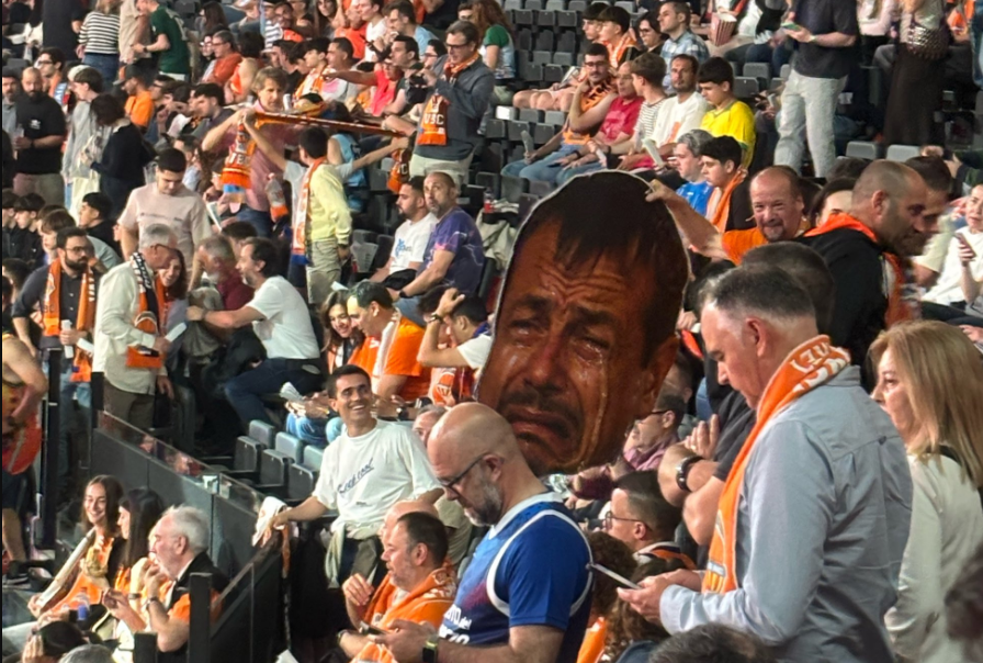 Πρόκληση στη Βαλένθια: Οπαδοί κρατούσαν φωτογραφία του Άταμαν που φαίνεται να κλαίει