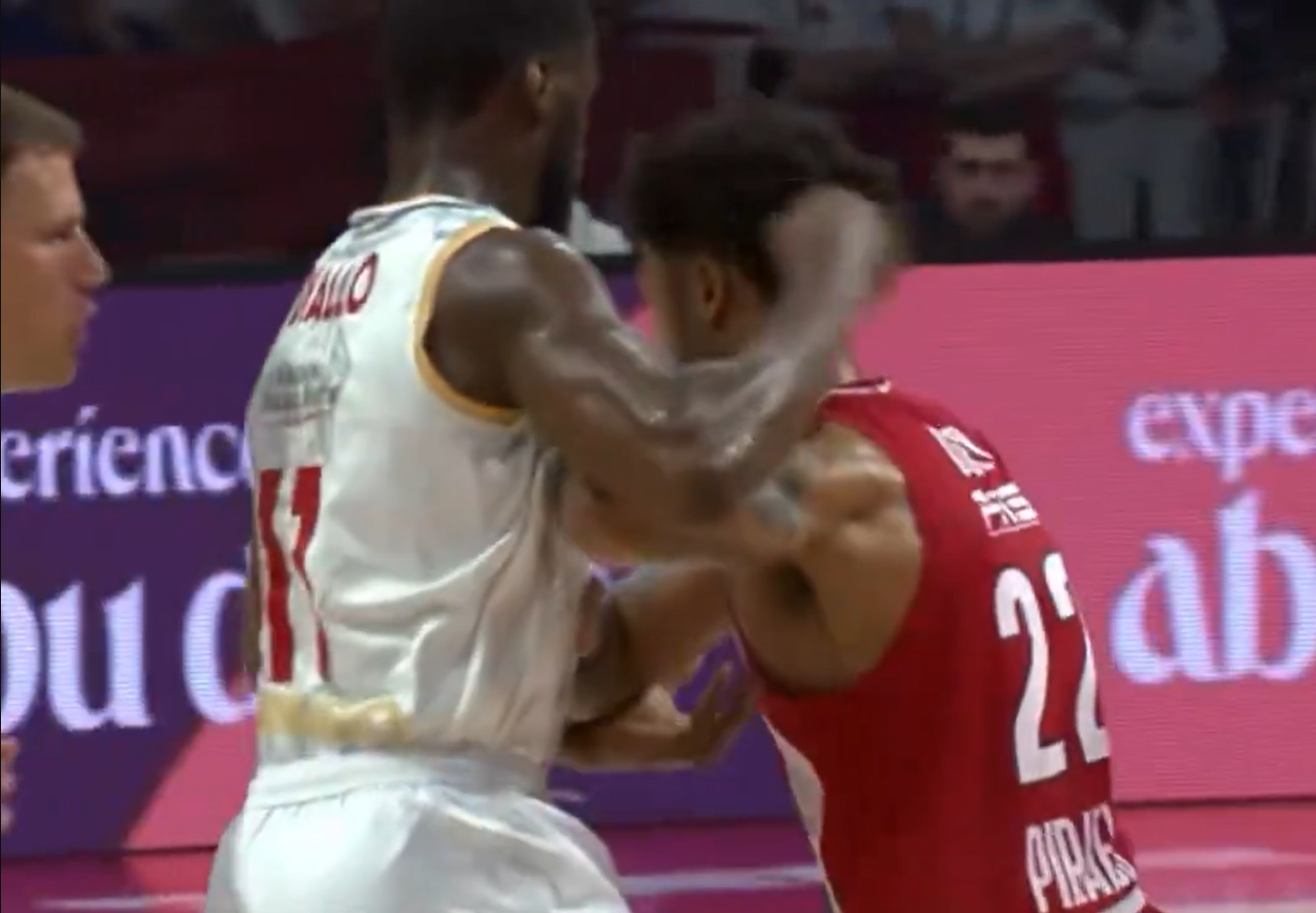 Βίντεο: Αδιανόητα σφυρίγματα στο ΣΕΦ κατά της Μονακό!