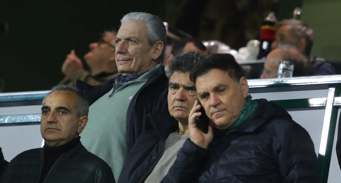 Ποιοι κάθονται δίπλα στον Γιάννη Βαρδινογιάννη στη Λεωφόρο