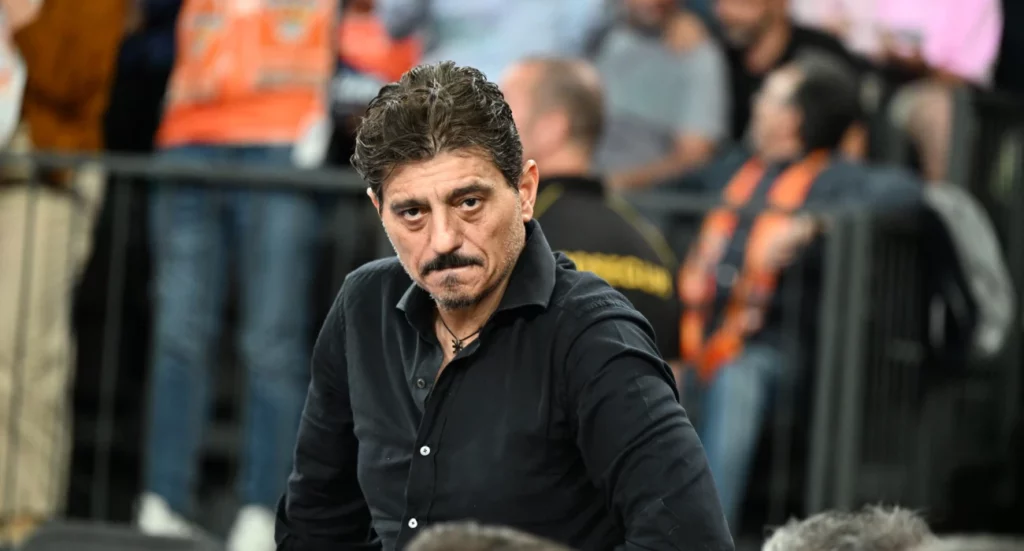 Χαρτόνια με το πρόσωπο του Γιαννακόπουλου σε όλο το T-Center (pic)