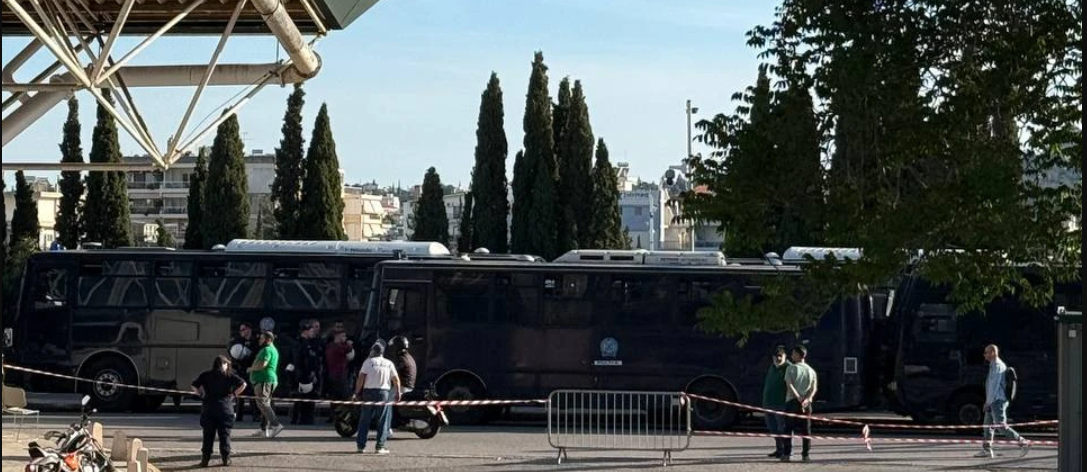 Παναθηναϊκός: Πέντε κλούβες της ΕΛ.ΑΣ. έξω από τα αποδυτήρια της Βαλένθια