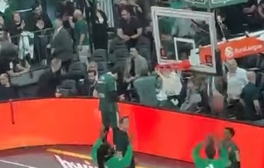 Παναθηναϊκός - Βαλένθια: Αποθεώθηκε ο τραυματίας Σλούκας στο T-Center (vid)