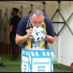 ΑΕΚ - Παναθηναϊκός: Φίλησε την μπάλα ο Ηλιόπουλος πριν τη σέντρα (pics)