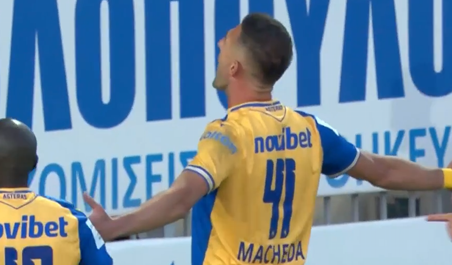 Άλμα παραμονής ο Αστέρας Aktor με καρφωτή κεφαλιά του Μακέντα (vid)