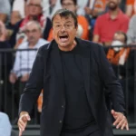 Ο Αταμάν πέταξε μπουκάλι και δέχτηκε τεχνική ποινή